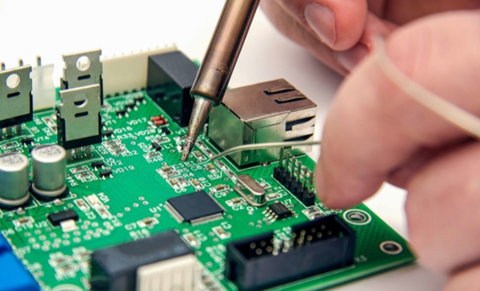 工控機還可以與其他設備進行通信，實現(xiàn)數(shù)據(jù)共享和遠程監(jiān)控，提高了電子電路研發(fā)的效率和可靠性。